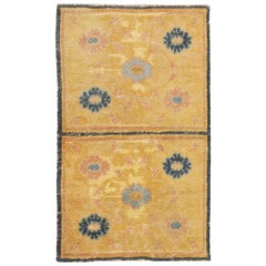 Antique Chinese Rug. Size: 2 ft 3 in x 3 ft 9 in (0.69 m x 1.14 m)