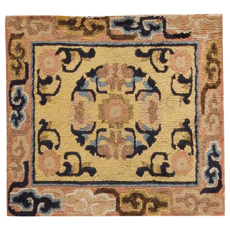 Antique Chinese Rug. Size 1 ft 9 in x 2 ft (0.53 m x 0.61 m) For Sale