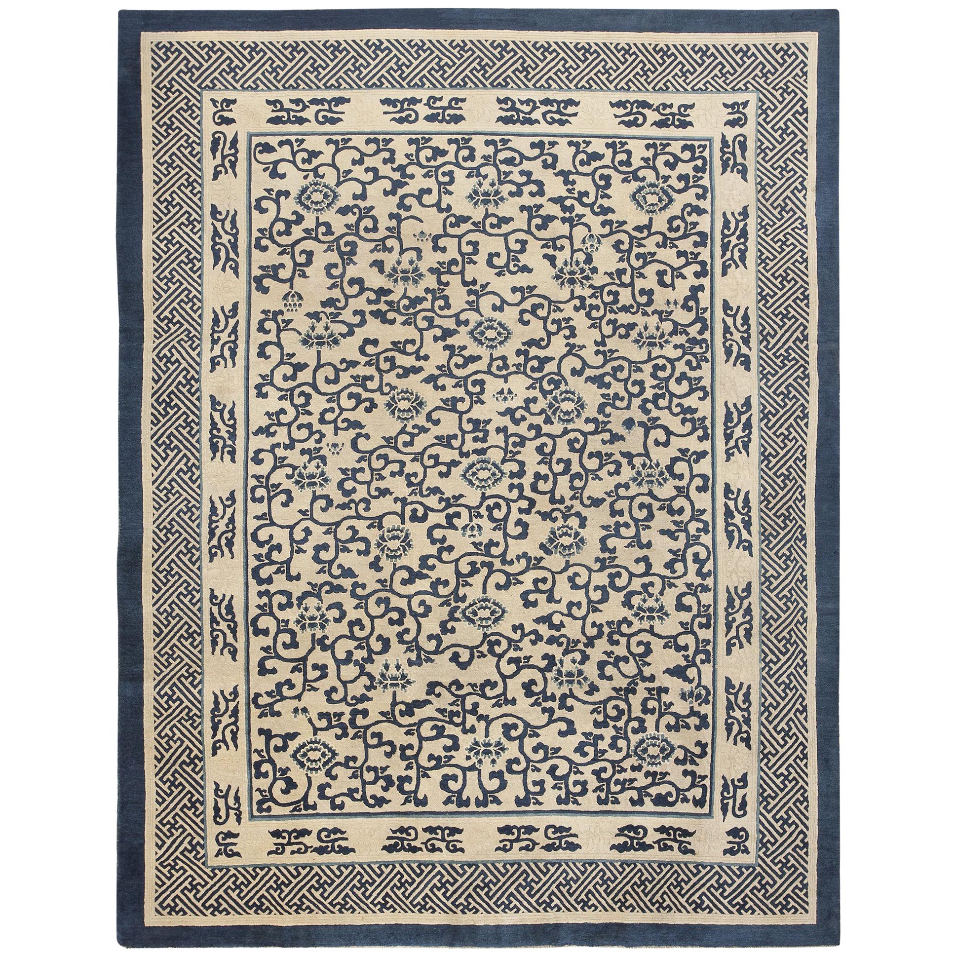 Antique Chinese Rug. Size: 8 ft 10 in x 11 ft 6 in