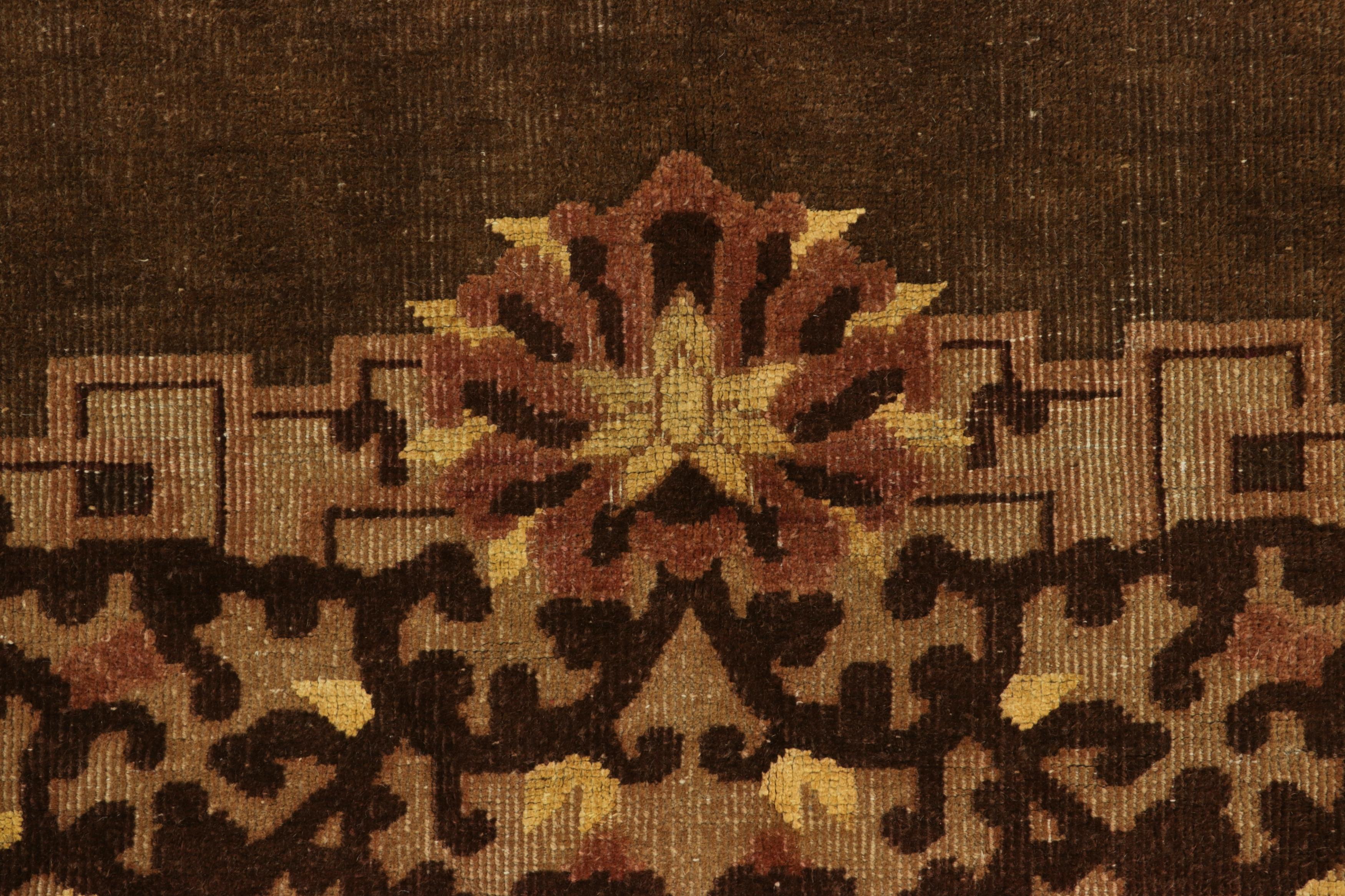 Alfombra china antigua, campo marrón intenso con bordes florales - Rug & Kilim Chino en venta