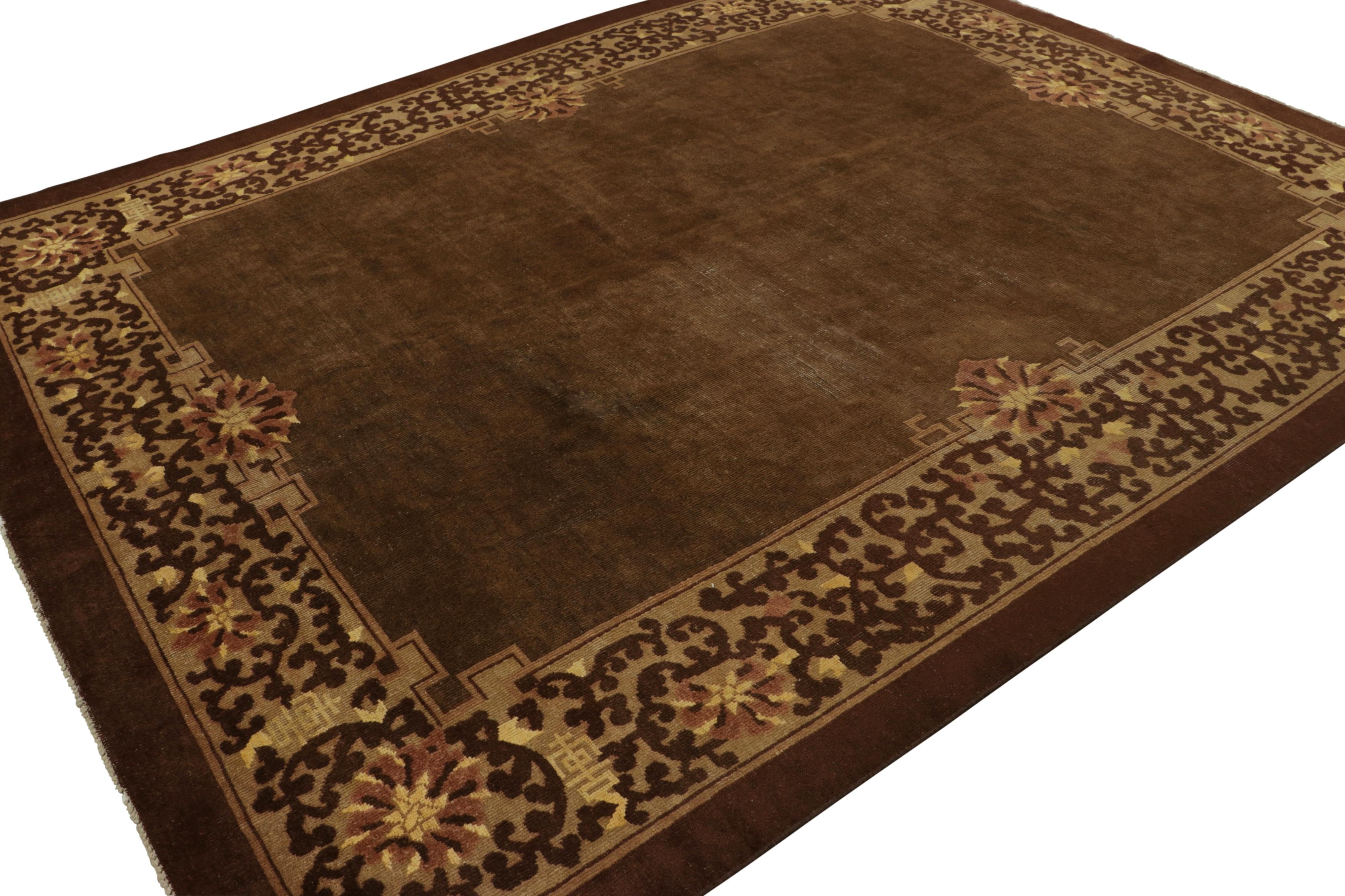 Alfombra china antigua, campo marrón intenso con bordes florales - Rug & Kilim Tejido a mano en venta