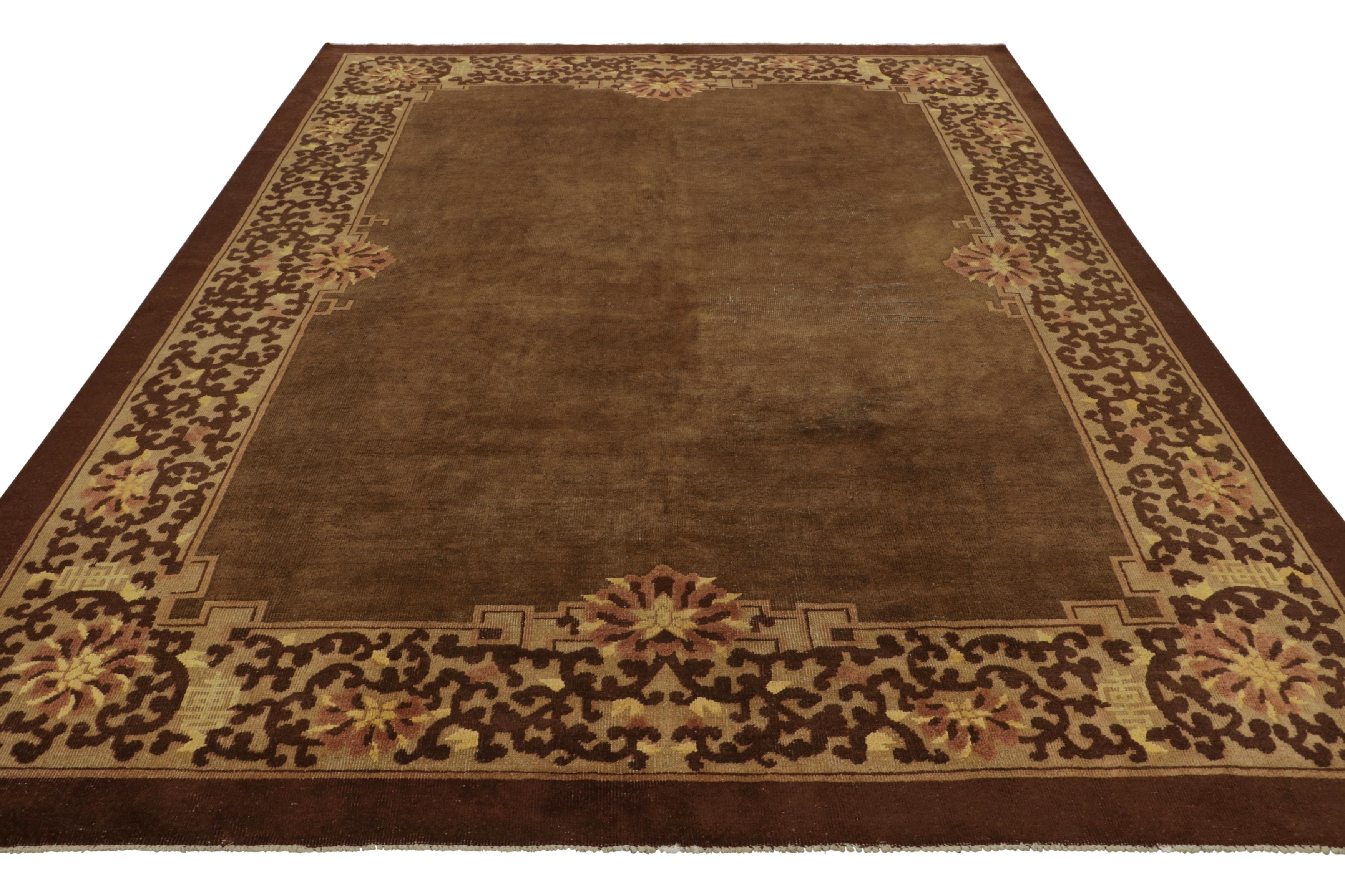 Alfombra china antigua, campo marrón intenso con bordes florales - Rug & Kilim en Bueno estado para la venta en Long Island City, NY