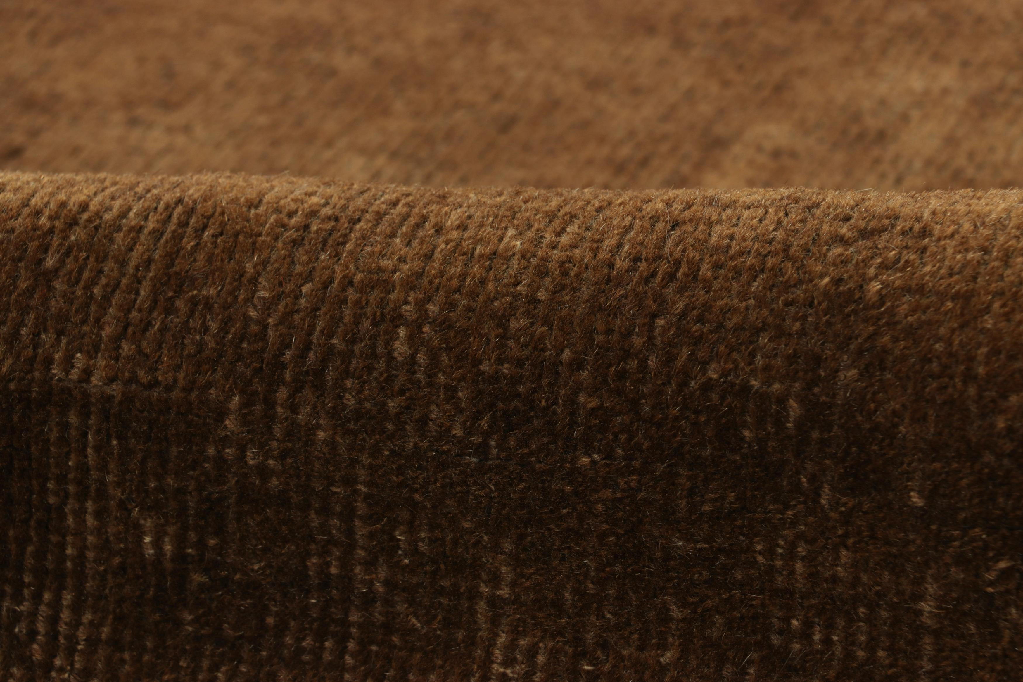 Alfombra china antigua, campo marrón intenso con bordes florales - Rug & Kilim principios del siglo XX en venta