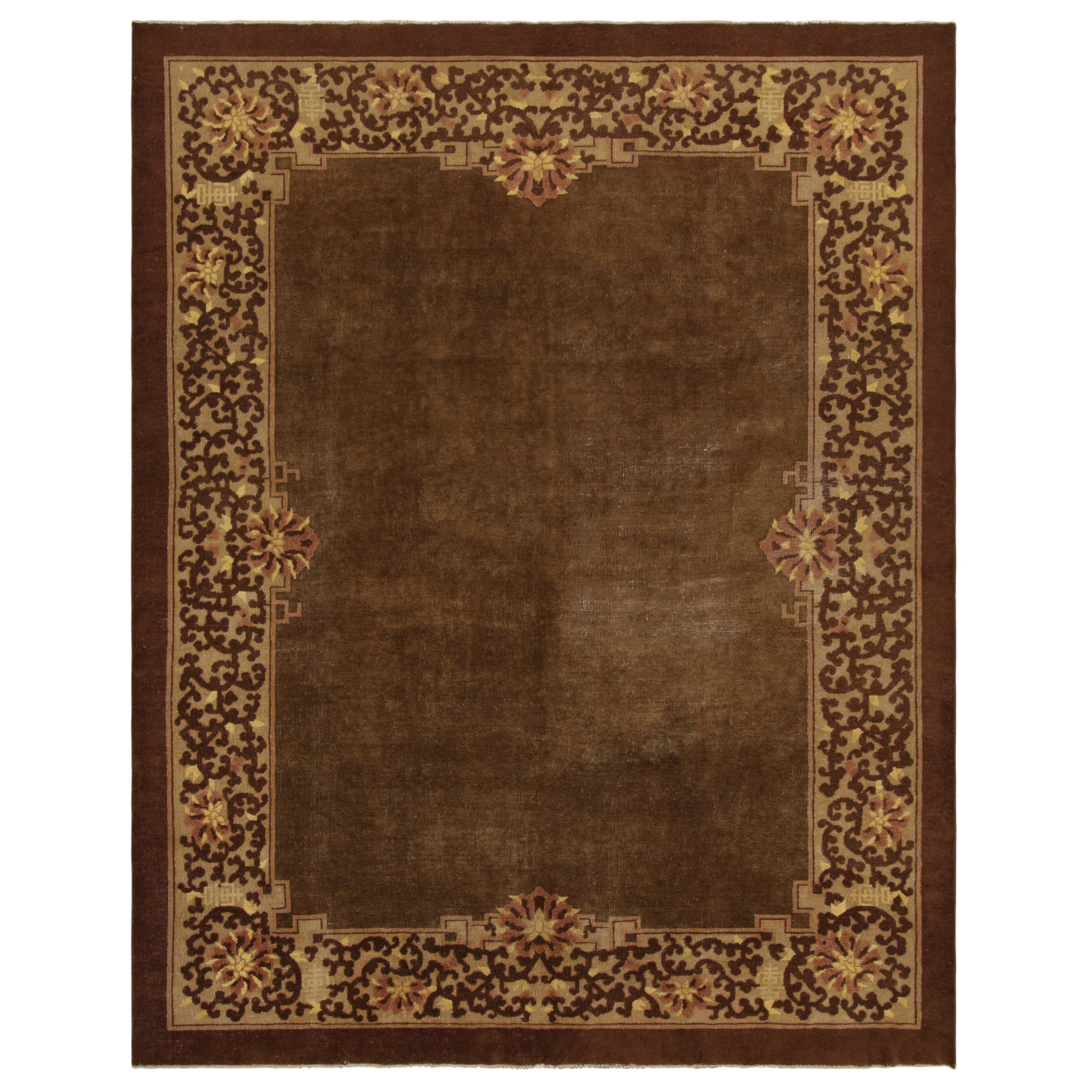Tapis chinois ancien, riche champ brun avec bordures florales - Rug & Kilim