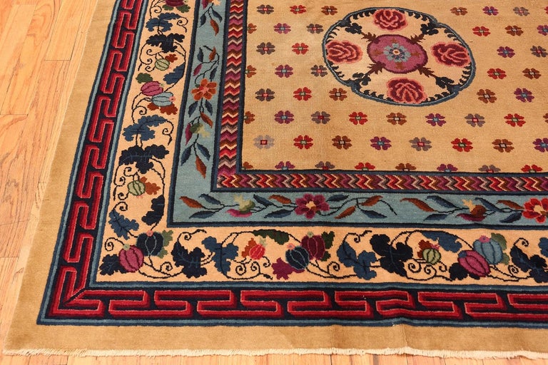 Antique Chinese Rug. Size: 10 ft x 12 ft 6 in (3.05 m x 3.81 m) In Excellent Condition For Sale In New York, NY