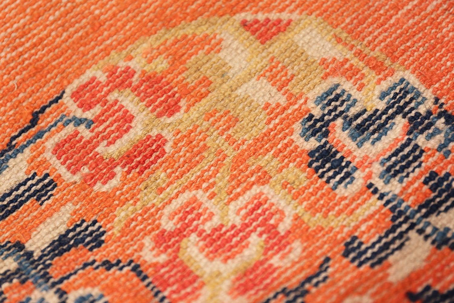 Nazmiyal Collection Antique Chinese Rug. Size: 2 ft 4 in x 2 ft 4 in In Good Condition In New York, NY