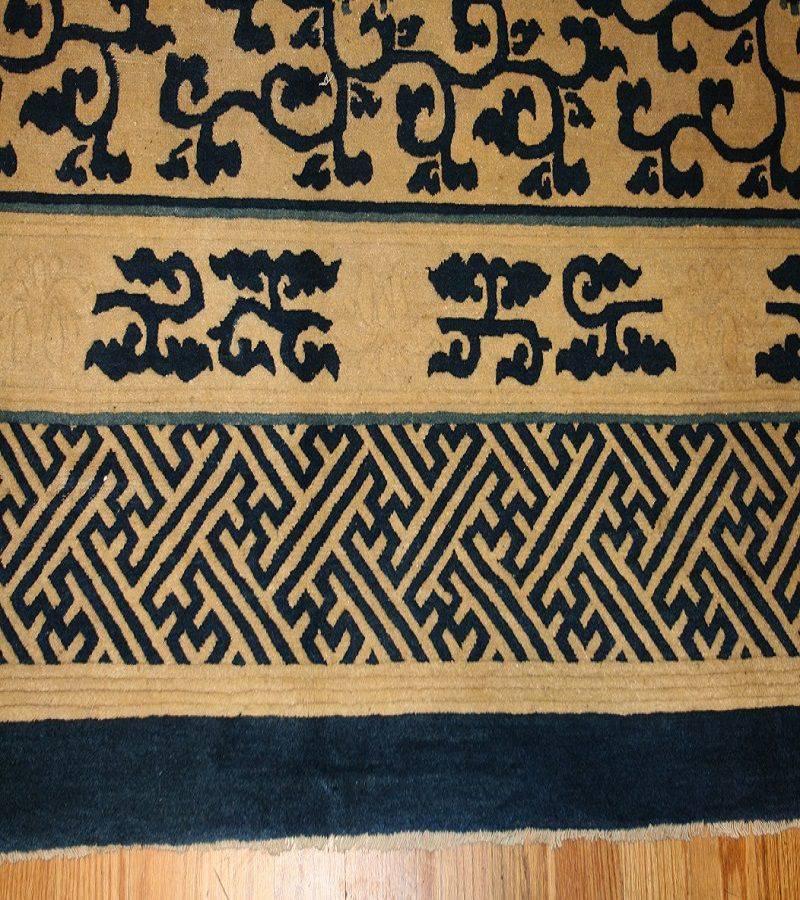 Chinese Export Antique Chinese Rug. Size: 8 ft 10 in x 11 ft 6 in For Sale