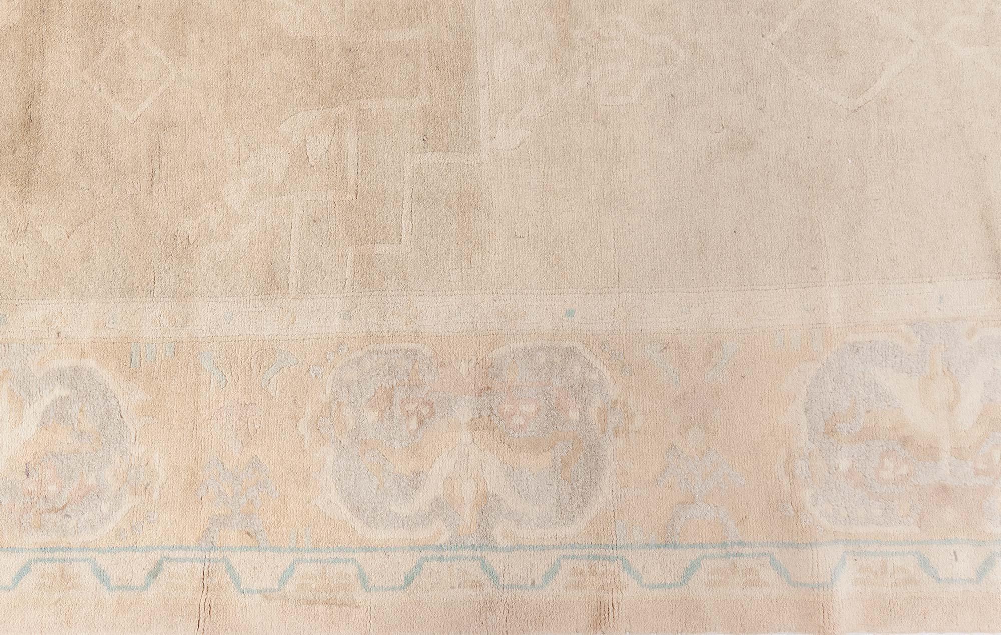 Chinois Tapis chinois ancien (taille ajustée) Doris Leslie Blau en vente