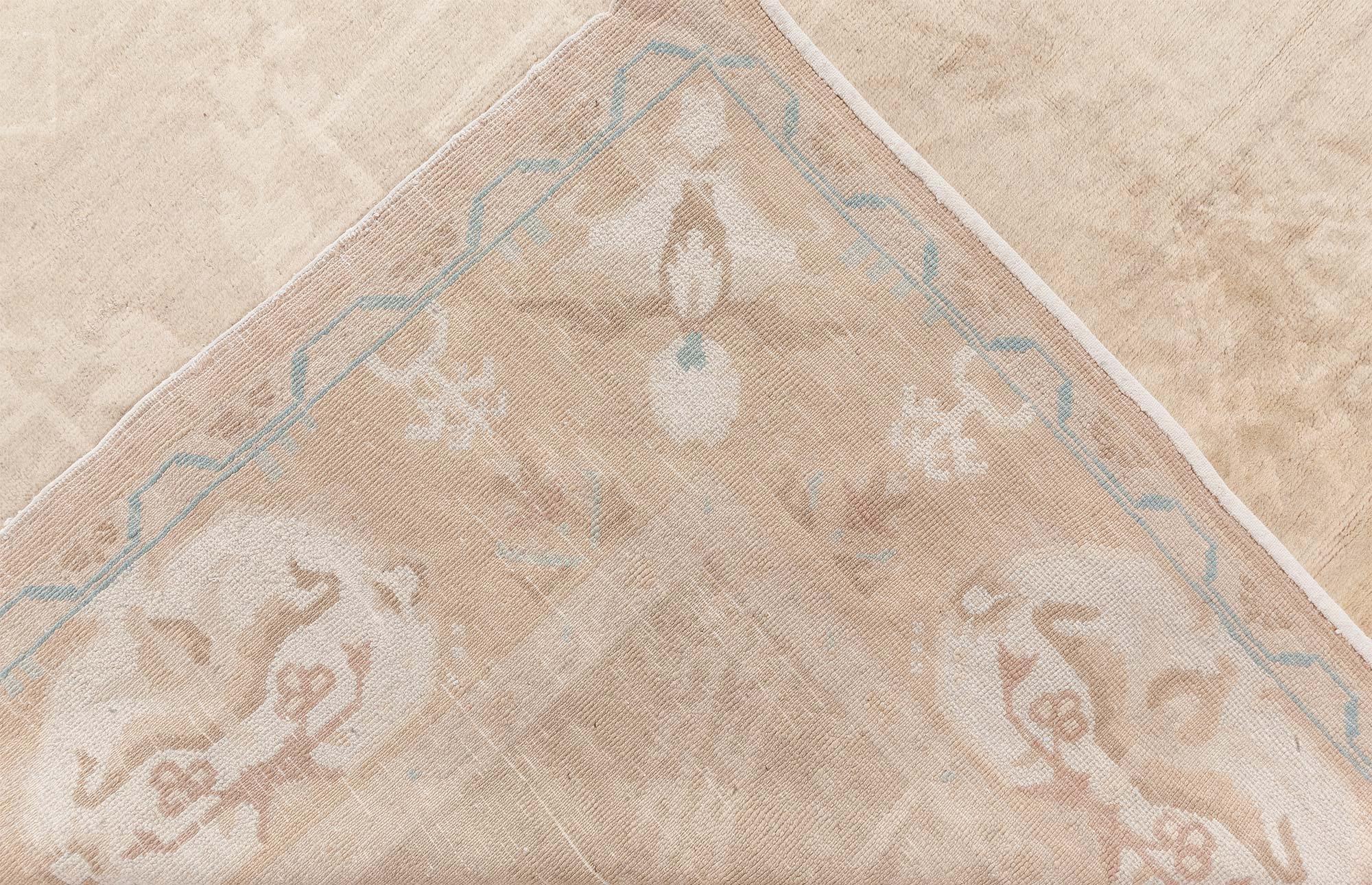 Laine Tapis chinois ancien (taille ajustée) Doris Leslie Blau en vente