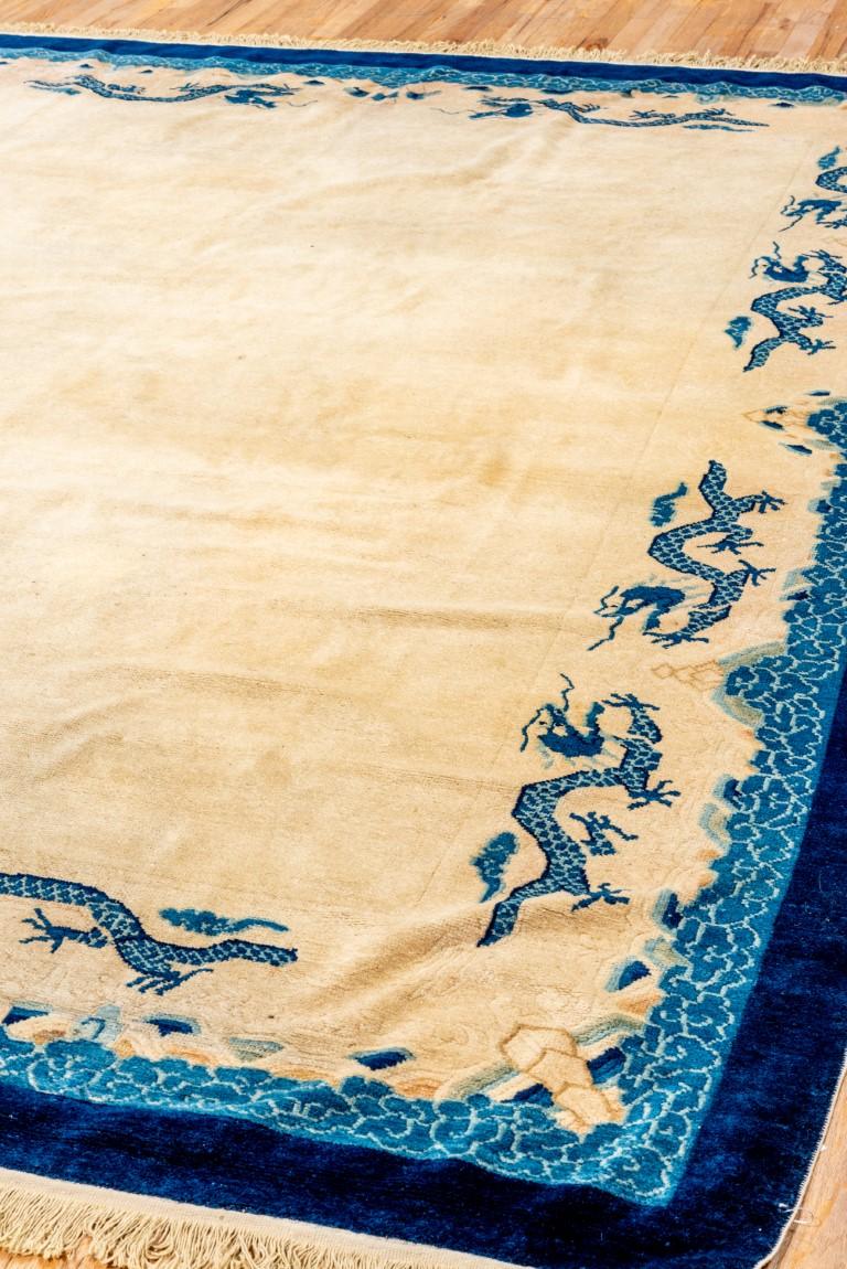 Chinois Tapis chinois ancien avec un champ de paille, un bord bleu et des dragons bleus en vente
