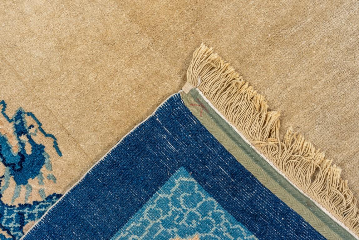 Antiker chinesischer Teppich mit Strohfeld, blauer Bordüre und blauen Drachen (20. Jahrhundert) im Angebot