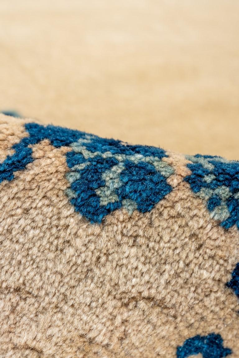 Antiker chinesischer Teppich mit Strohfeld, blauer Bordüre und blauen Drachen (Wolle) im Angebot