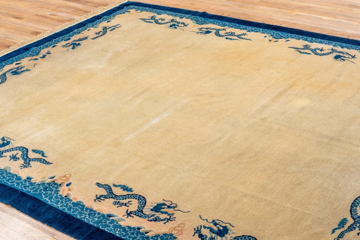 Antiker chinesischer Teppich mit Strohfeld, blauer Bordüre und blauen Drachen im Angebot 1