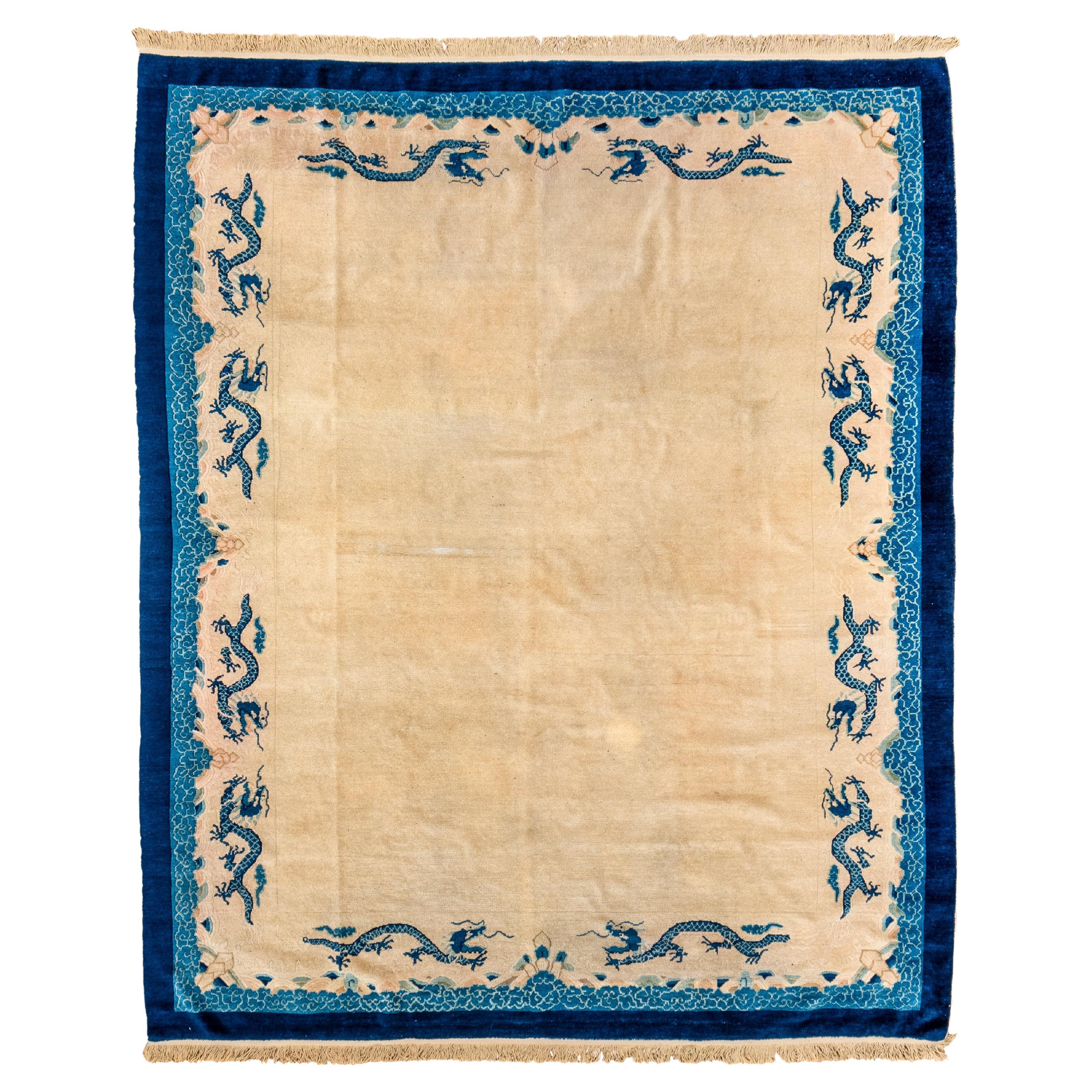 Antiker chinesischer Teppich mit Strohfeld, blauer Bordüre und blauen Drachen im Angebot