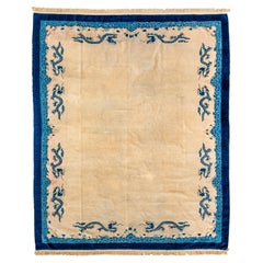 Antiker chinesischer Teppich mit Strohfeld, blauer Bordüre und blauen Drachen