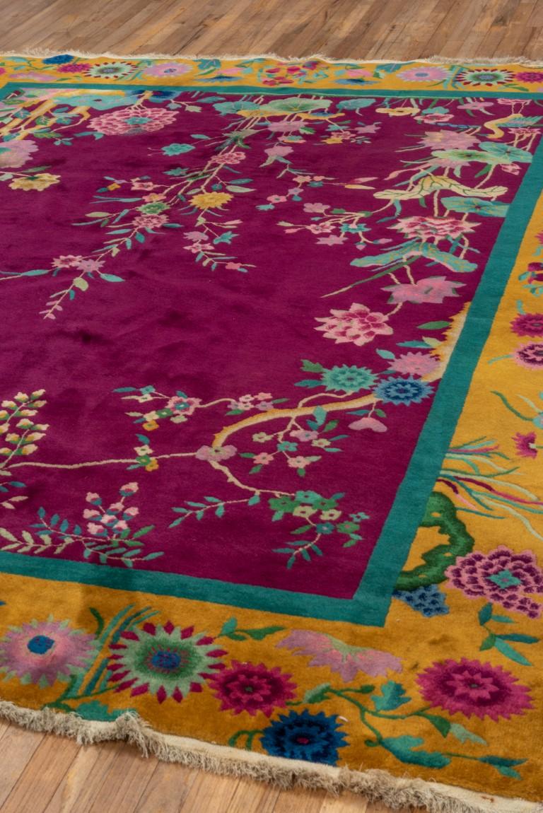 Antiker chinesischer Teppich mit geblümten Details  (Chinesisch) im Angebot