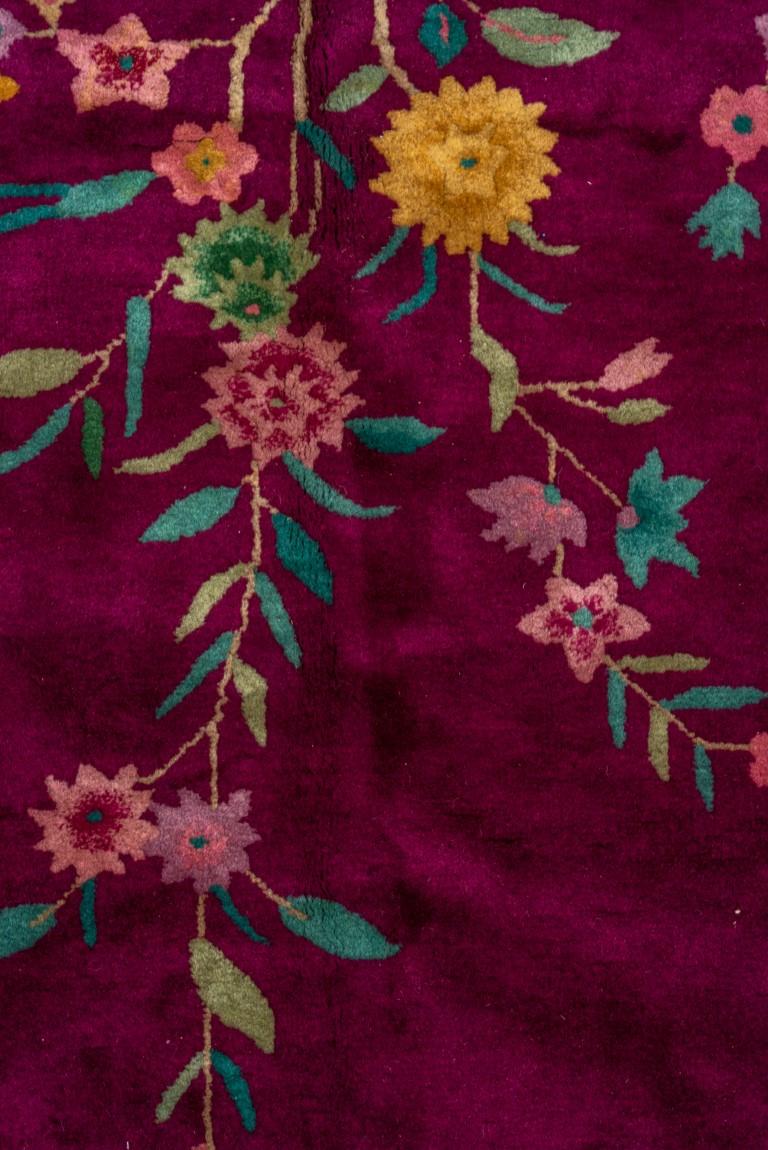 Antiker chinesischer Teppich mit geblümten Details  (Handgeknüpft) im Angebot