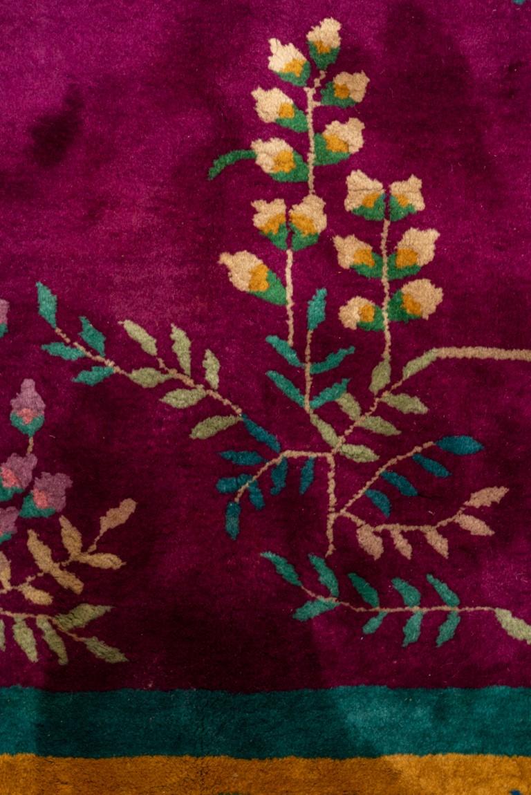 Antiker chinesischer Teppich mit geblümten Details  im Zustand „Gut“ im Angebot in New York, NY