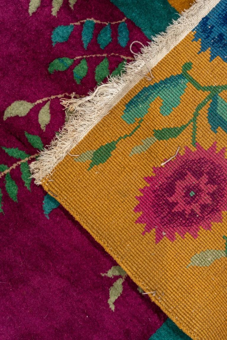 Antiker chinesischer Teppich mit geblümten Details  (Wolle) im Angebot