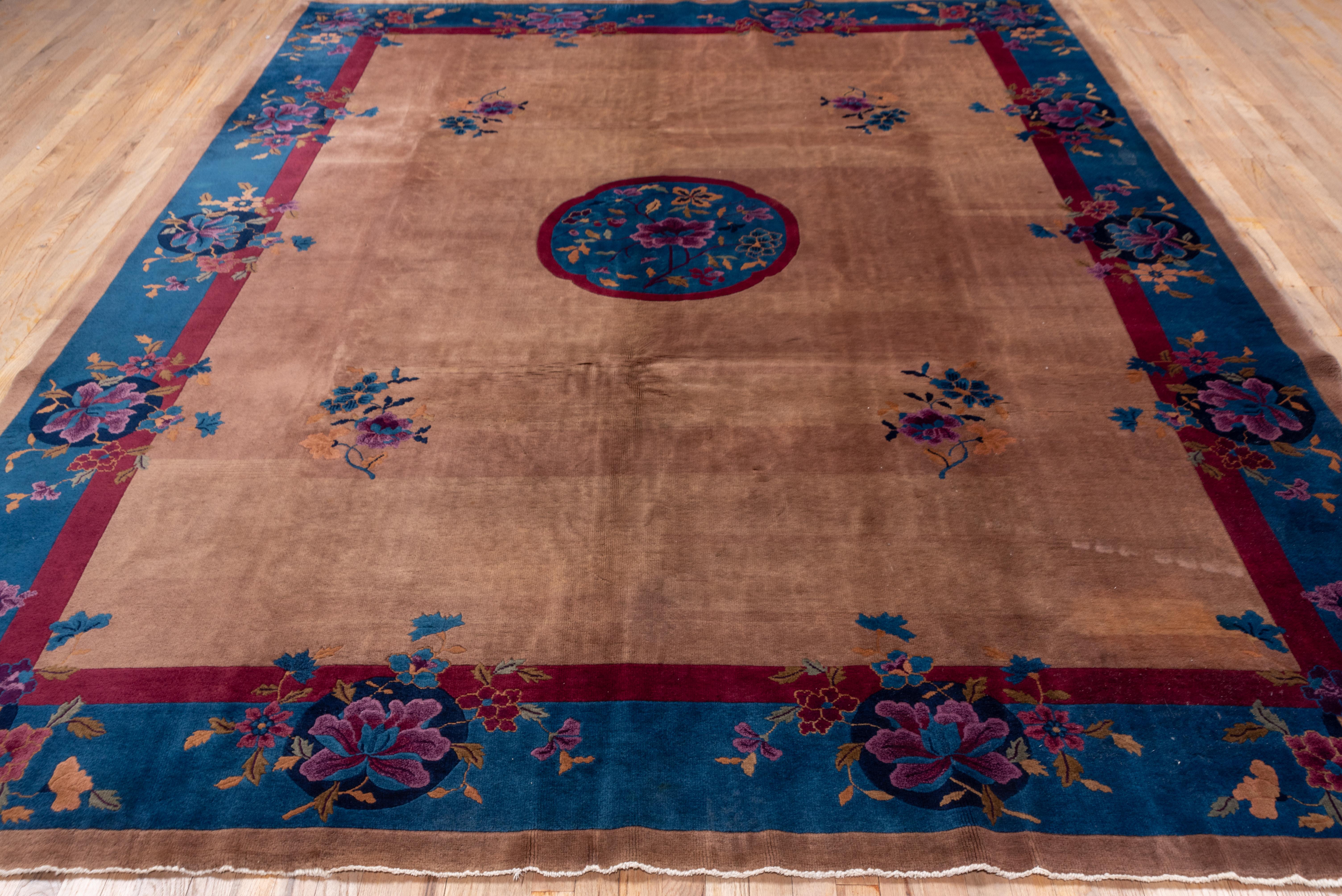 Chinois Tapis chinois ancien avec un champ beige et un médaillon floral rond au centre en vente