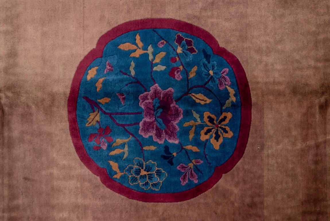 Noué à la main Tapis chinois ancien avec un champ beige et un médaillon floral rond au centre en vente
