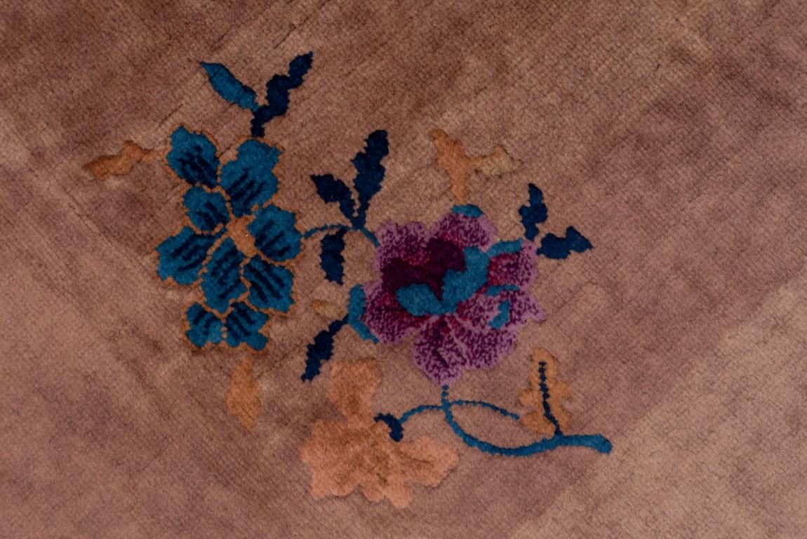 Tapis chinois ancien avec un champ beige et un médaillon floral rond au centre Bon état - En vente à New York, NY