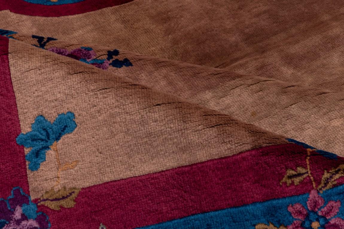 Laine Tapis chinois ancien avec un champ beige et un médaillon floral rond au centre en vente