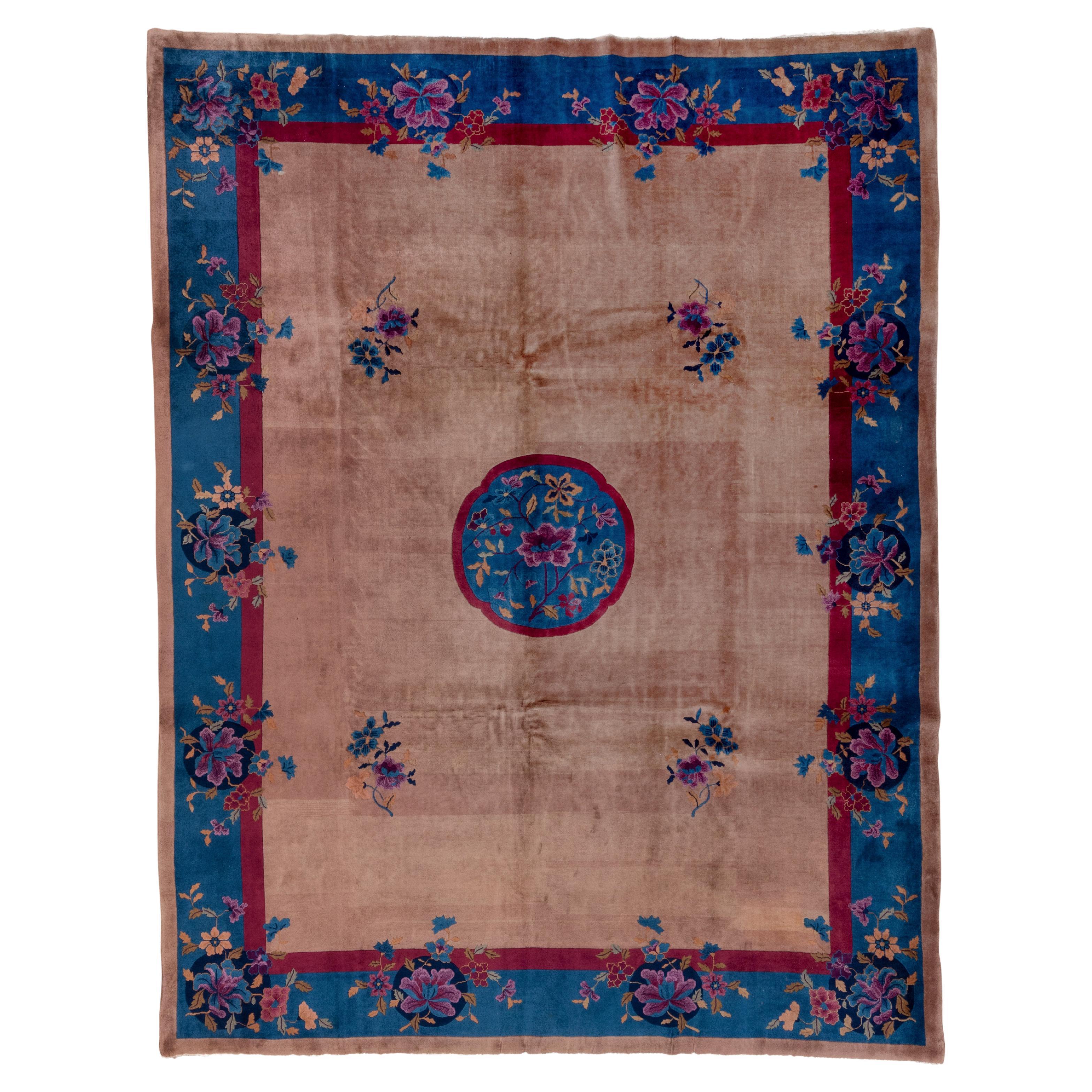 Antiker chinesischer Teppich mit beigefarbenem Feld und rundem Blumenmedaillon in der Mitte