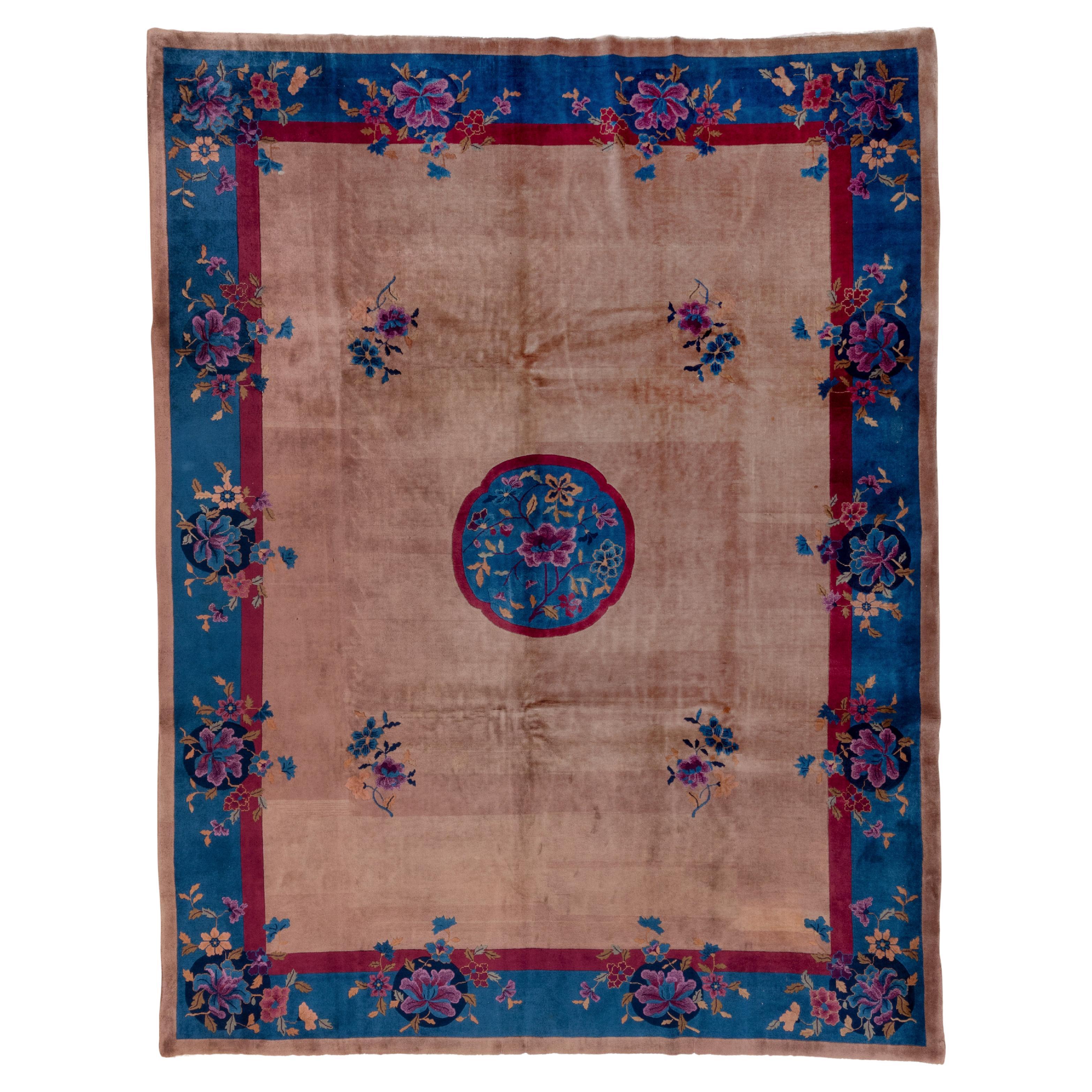Tapis chinois ancien avec un champ beige et un médaillon floral rond au centre en vente