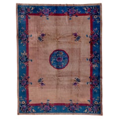 Tapis chinois ancien avec un champ beige et un médaillon floral rond au centre