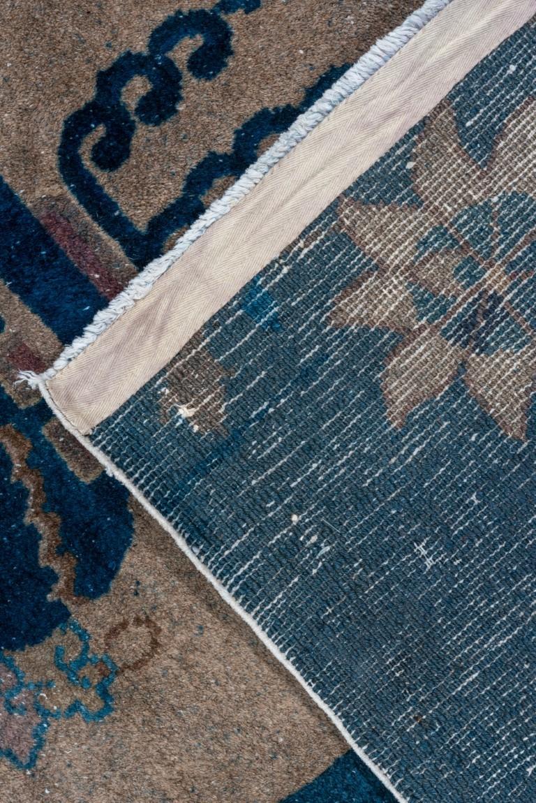 Antiker chinesischer Teppich mit blauer Bordüre und blauen Blumen, ca. 1920er Jahre (Wolle) im Angebot