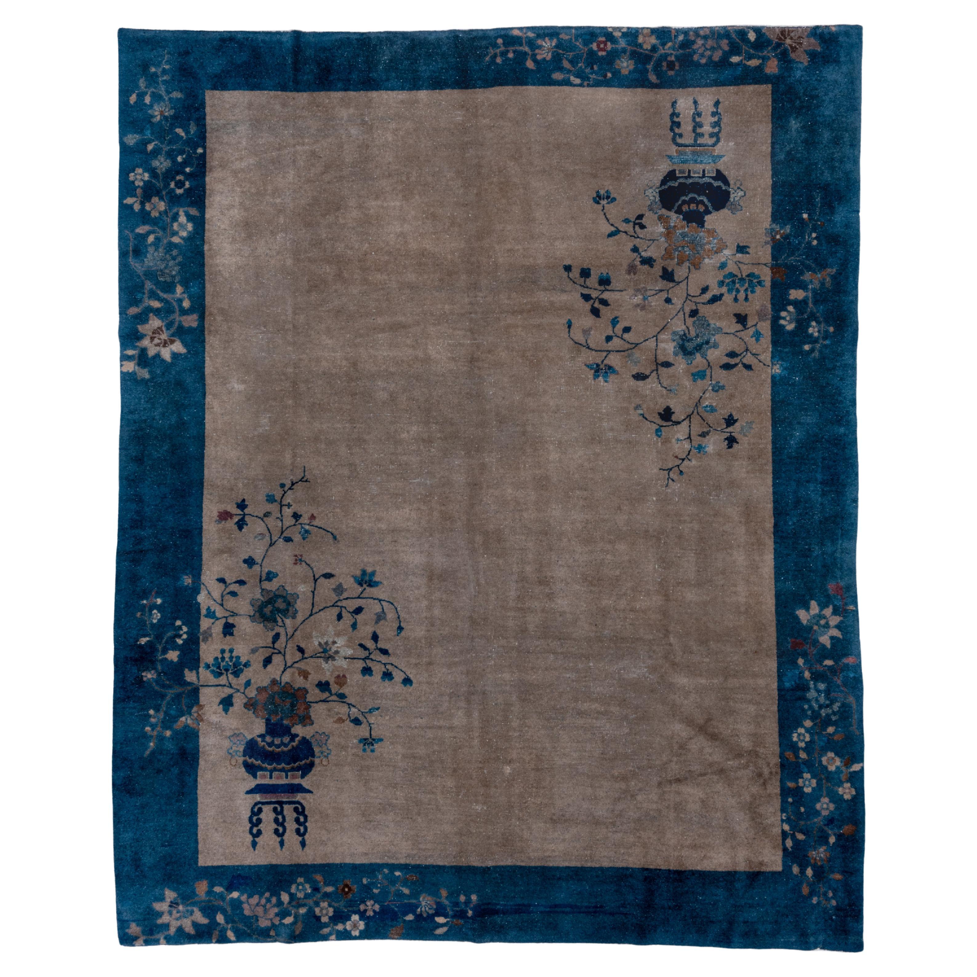 Antiker chinesischer Teppich mit blauer Bordüre und blauen Blumen, ca. 1920er Jahre im Angebot