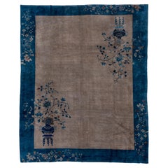 Tapis chinois ancien avec bordure bleue et fleurs bleues, années 1920