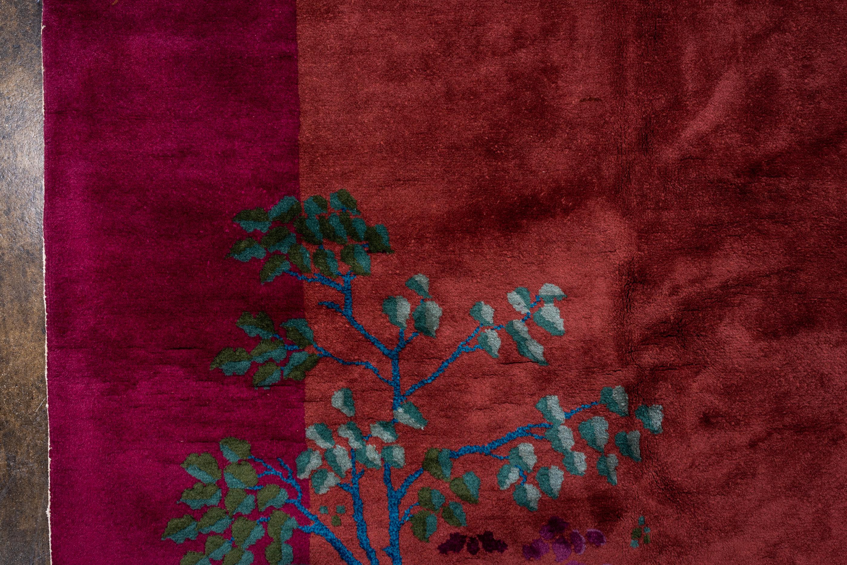 Tapis chinois ancien avec champ rouge foncé et designs colorés, Circa 1930's Bon état - En vente à New York, NY