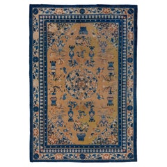 Tapis chinois ancien avec champ doré et médaillon floral 