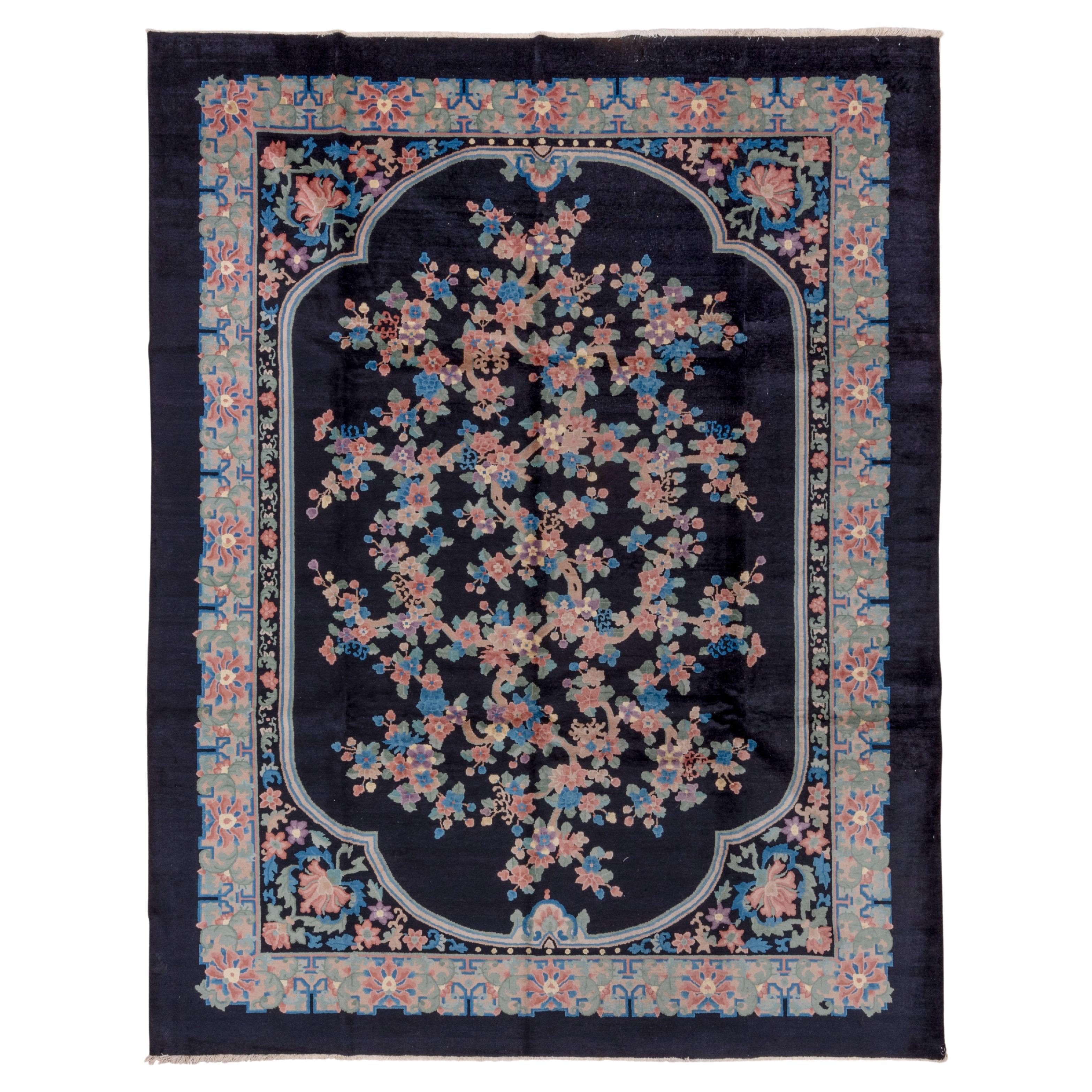 Tapis chinois ancien avec un champ bleu marine et un feuillage de fleurs 