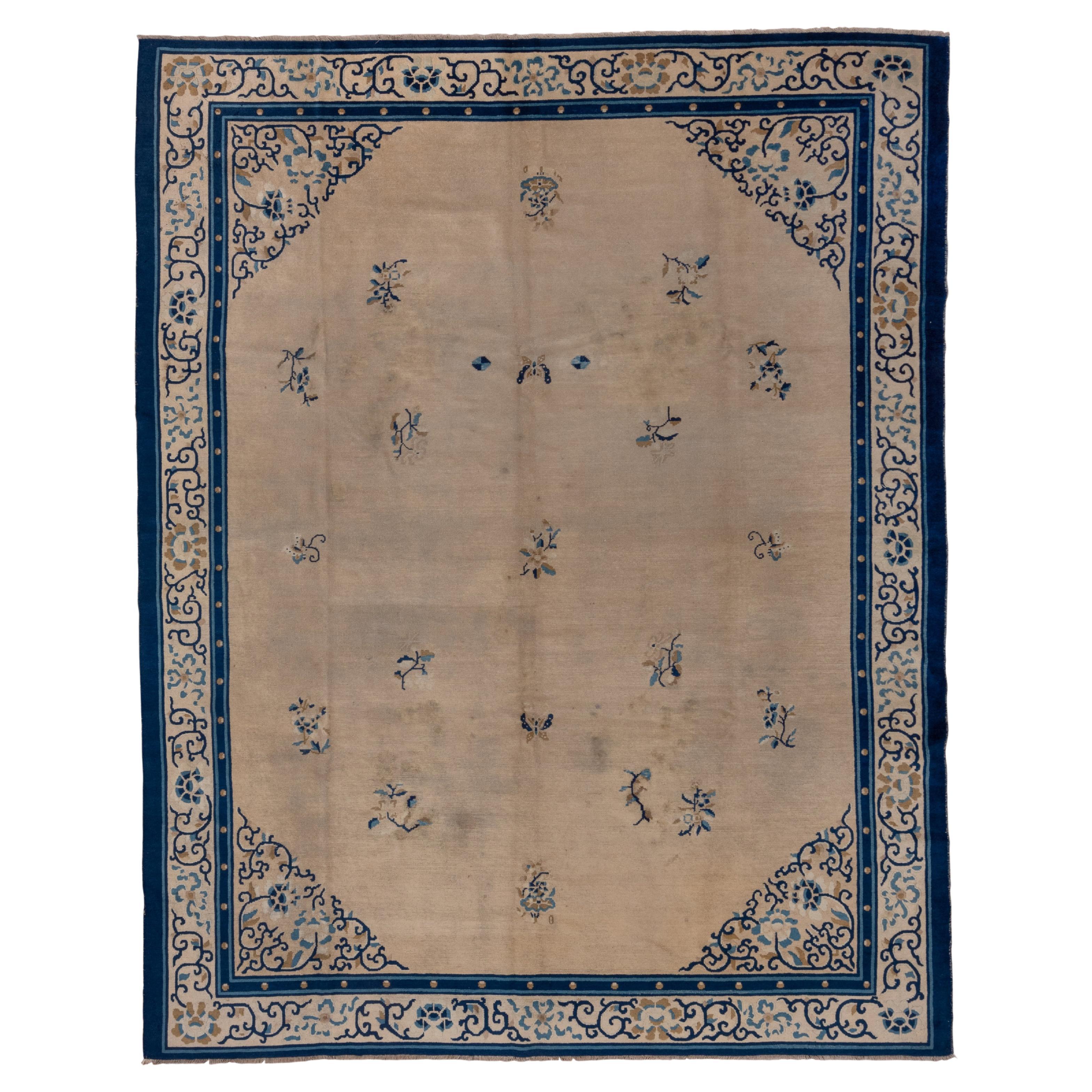 Antiker chinesischer Teppich mit warmem Ecrufeld und blauem Design, ca. 1920er Jahre