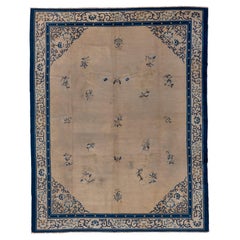 Tapis chinois ancien avec champ écru chaud et design bleu, Circa 1920's