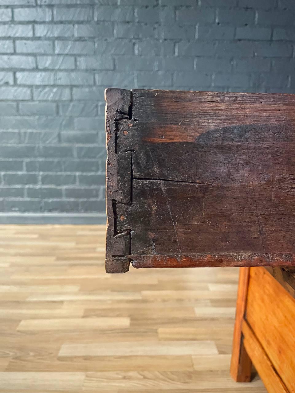 Ancienne table basse rustique chinoise avec compartiment secret en vente 3