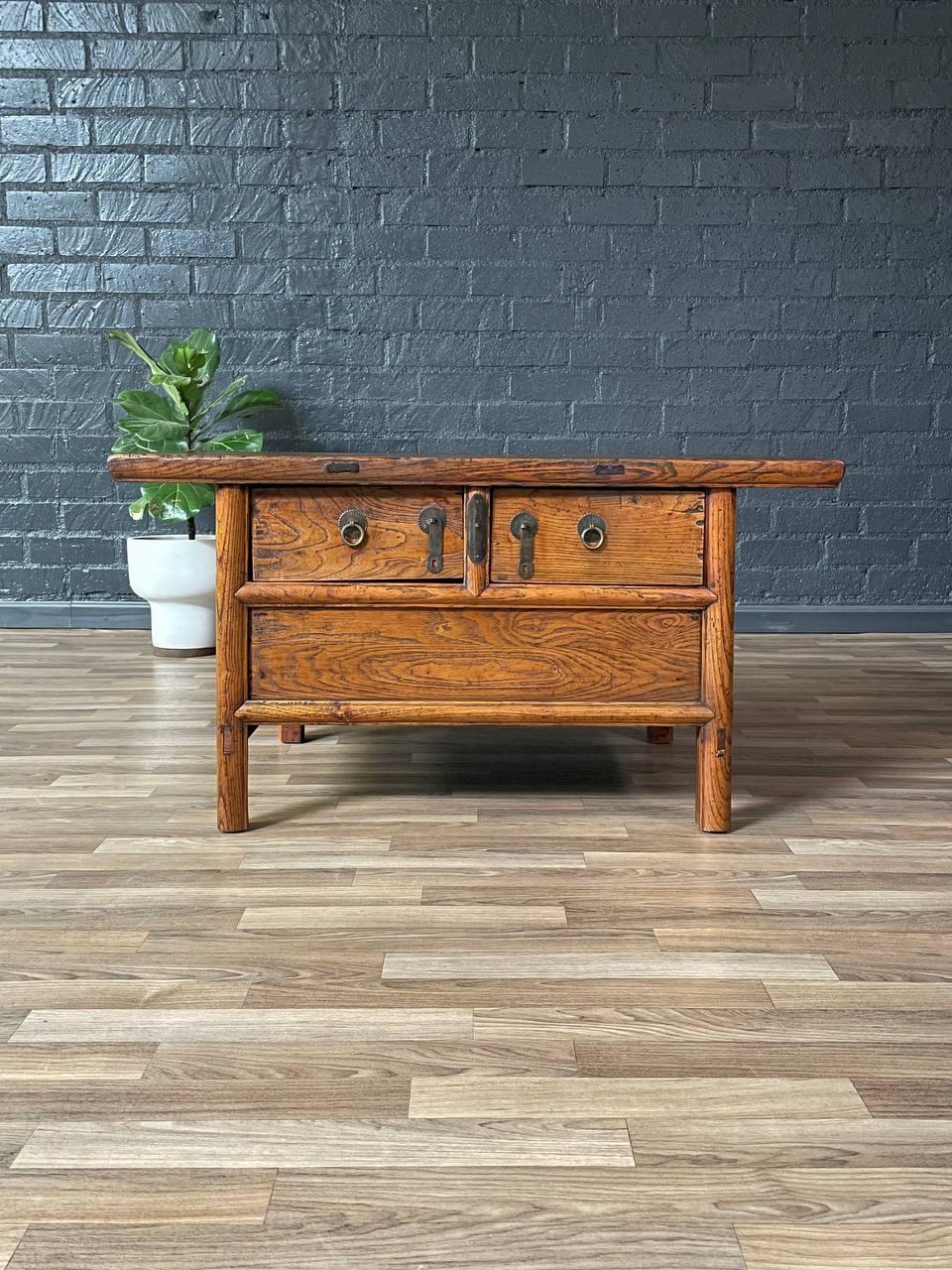 Condit : Condition Vintage Originale  

MATERIAL : Bois d'orme, quincaillerie en laiton patiné
Style : Antique Chinois Rustique Vernaculaire 

Fabriquée en bois d'orme richement grainé, cette table console basse chinoise des années 1920 incarne la