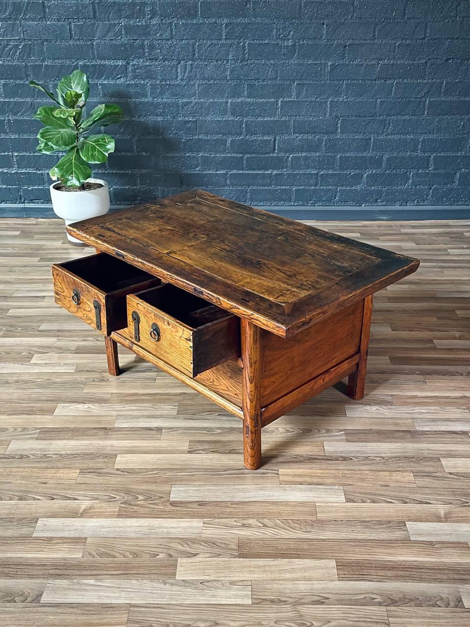 Chinois Ancienne table basse rustique chinoise avec compartiment secret en vente