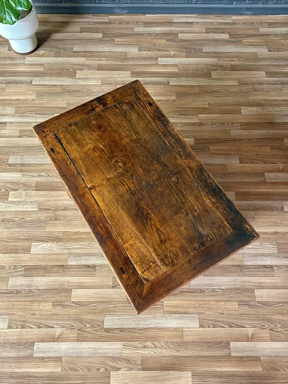 Ancienne table basse rustique chinoise avec compartiment secret Bon état - En vente à Los Angeles, CA