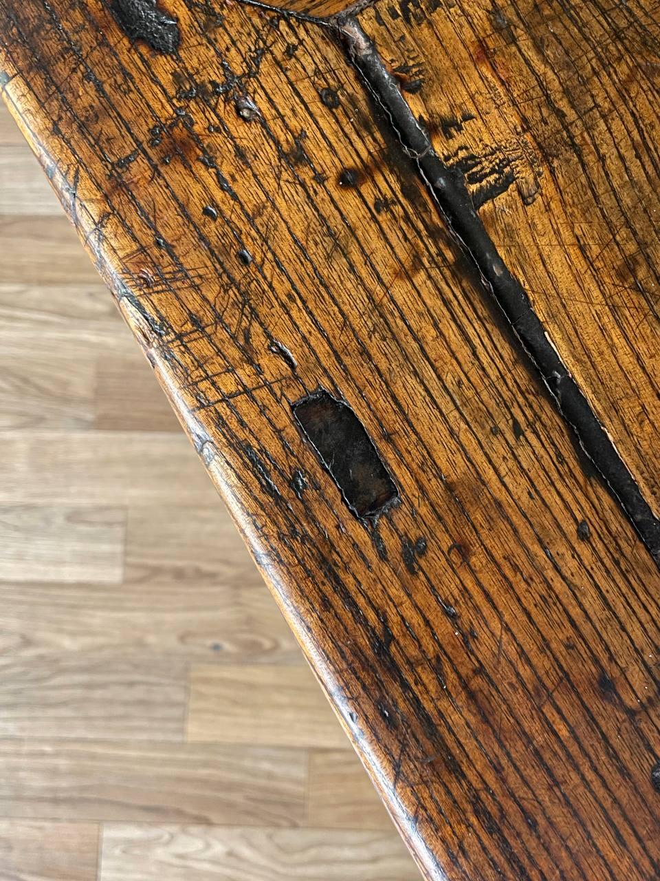 Début du 20ème siècle Ancienne table basse rustique chinoise avec compartiment secret en vente