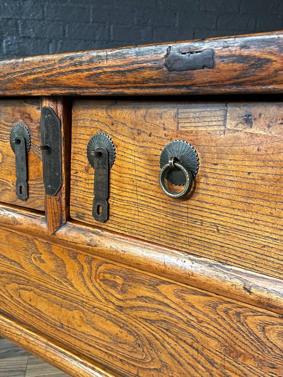 Laiton Ancienne table basse rustique chinoise avec compartiment secret en vente