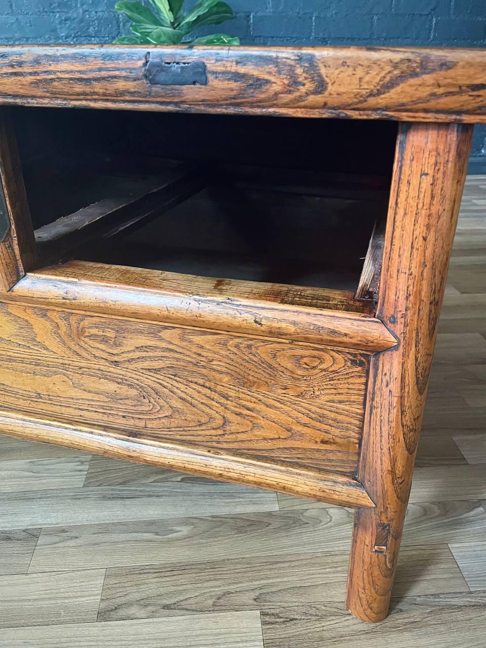 Ancienne table basse rustique chinoise avec compartiment secret en vente 1