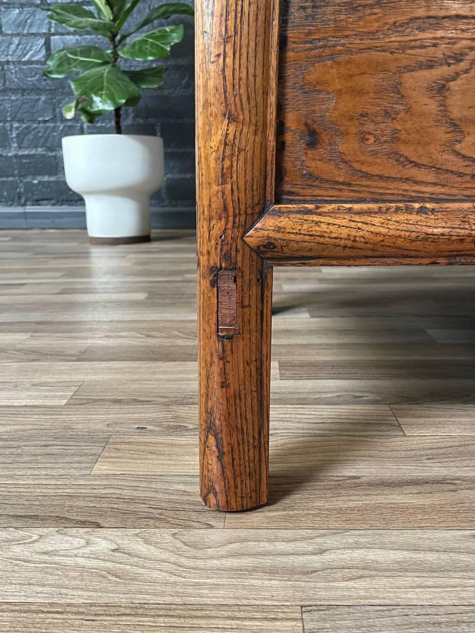 Ancienne table basse rustique chinoise avec compartiment secret en vente 2