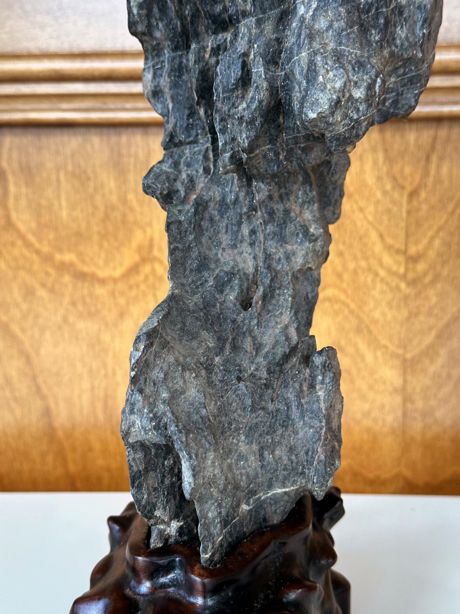 Antike chinesische Gelehrte Rock Yingde Stein auf Display Stand im Angebot 6