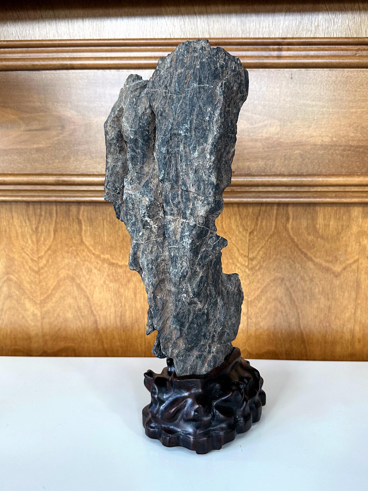 Antike chinesische Gelehrte Rock Yingde Stein auf Display Stand (19. Jahrhundert) im Angebot