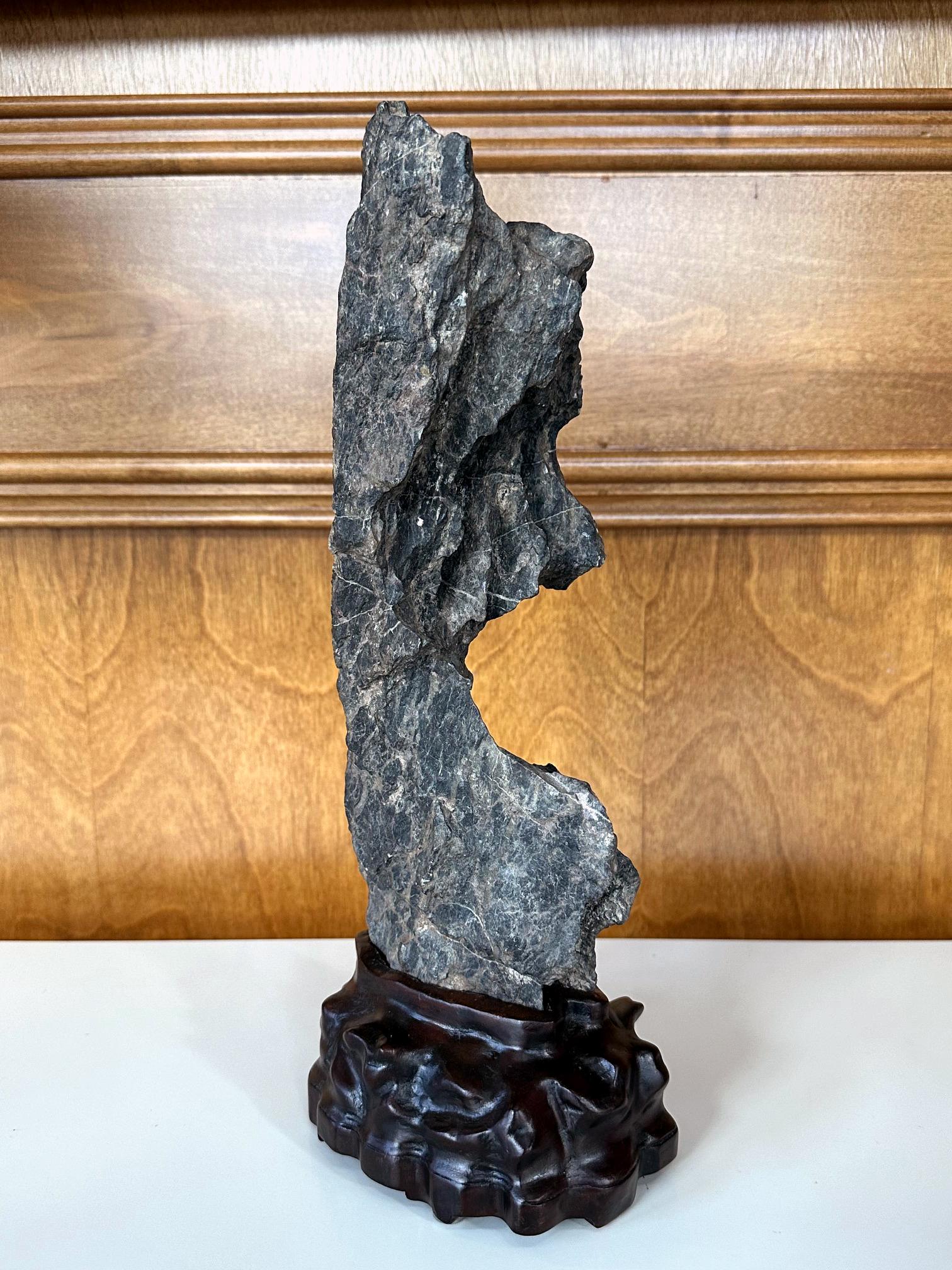 Antike chinesische Gelehrte Rock Yingde Stein auf Display Stand im Angebot 2
