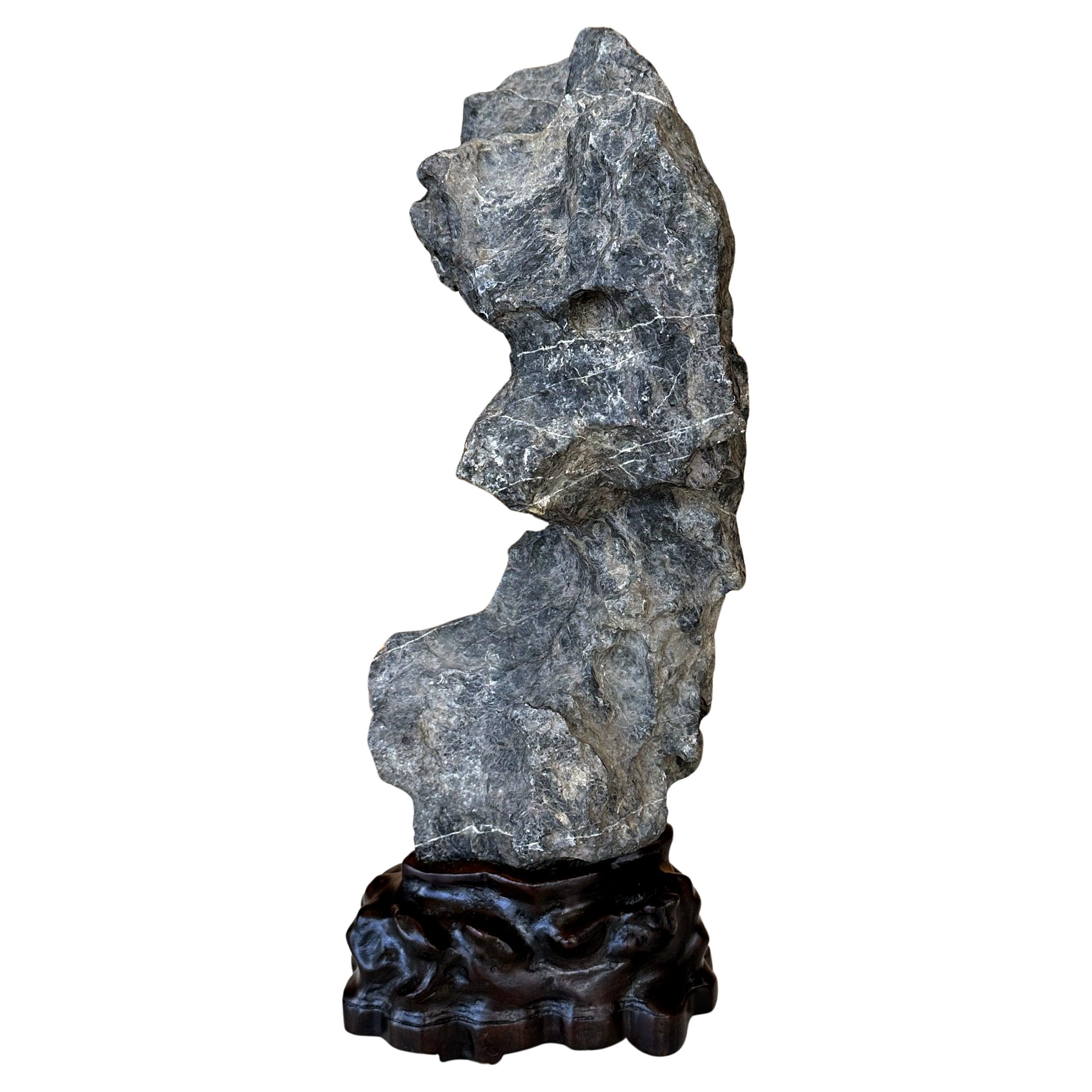 Antike chinesische Gelehrte Rock Yingde Stein auf Display Stand im Angebot
